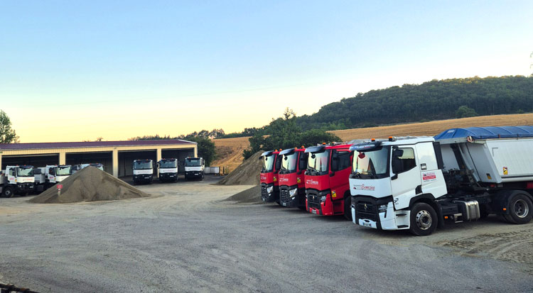 Photo de camions alignés les uns à coté des autres