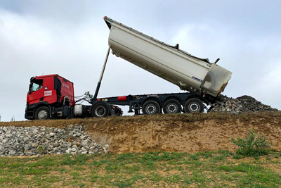 camion avec une benne en acier