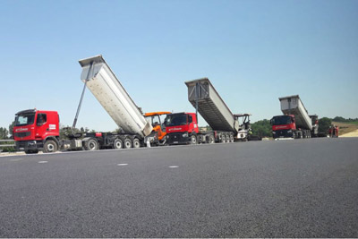 camions sur un chantier