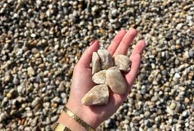 photo du quartz de calibre 20/40 dans une main