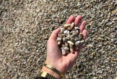 photo du quartz de calibre 4/16 dans une main