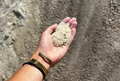 photo de sable St Denis Catus de calibre 0/4 roulé dans une main