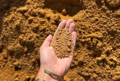 photo de sable Lexos de calibre 0/6 roulé dans une main