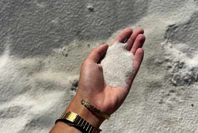 photo de sable blanc silicieux de calibre 0,05/0,03 dans une main