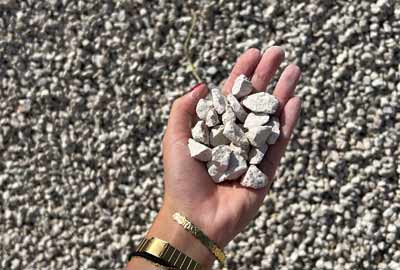 photo du cailloux Aurignac de calibre 10/16 dans une main