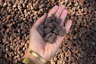 Pouzzolane de calibre 7/15 photo de pouzzolane de calibre 7/15 dans une main