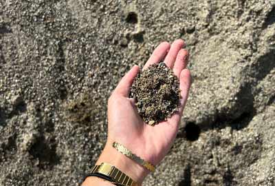 photo de sable fin à maçonner de l'Adour-Neste de calibre 0/4 dans une main