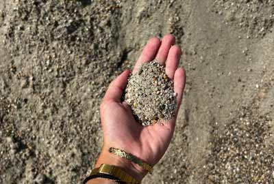 photo de sable fin à maçonner de la Garonne de calibre 0/4 dans une main