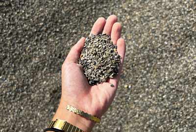 photo de sable filtrant DTU 64.1 de calibre 0,5/4 dans une main