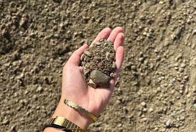 photo de mélange béton de calibre 0/14 dans une main