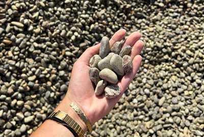 photo de gravier roulé de l'Adour-Neste de calibre 14/20 dans une main