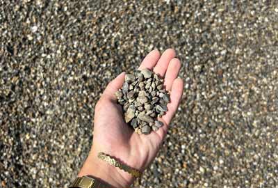 photo de gravier roulé de l'Adour-Neste de calibre 3/8 dans une main