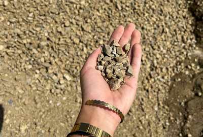 photo de concassé de l'Adour-Neste de calibre 0/20 dans une main