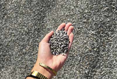 photo de Concassé de l'Adour-Neste de calibre 2/4 dans une main