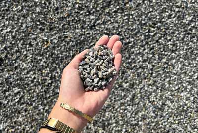 photo de concassé de l'Adour-Neste de calibre 4/6 dans une main