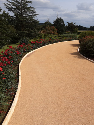 Photo de l'aménagement d'une allée en gravier corail 6/10