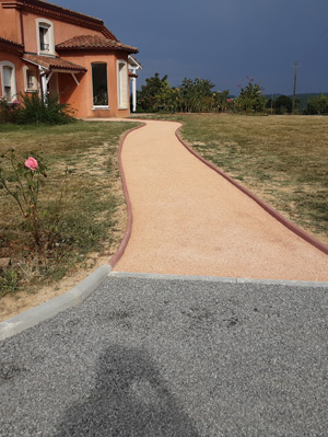 Photo d'une allée 4/10 d’Aurignac avec gravillonnage concassé 4/6 de la Neste