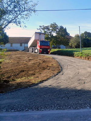 Photo d'un aménagement paysager avec du cailloux de Hèches de calibre 0/100
