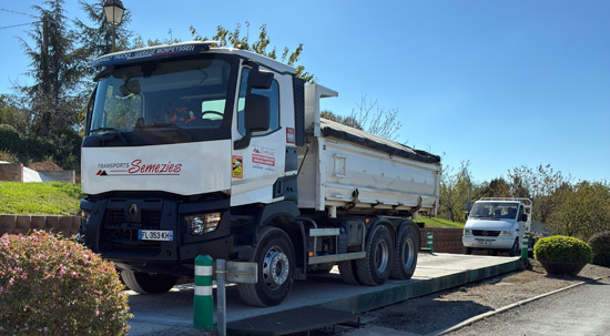 Photo d'un camion sur un pont bascule